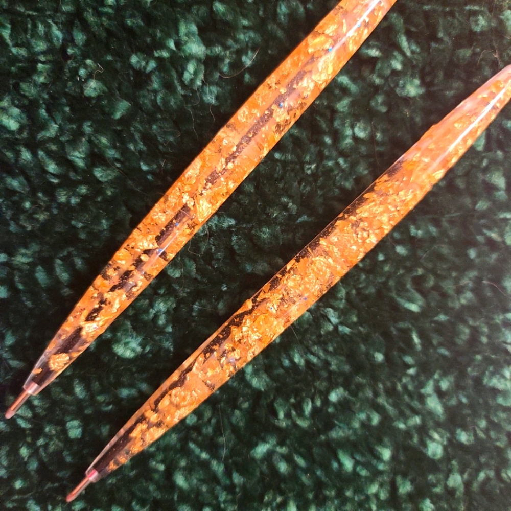 2 gold glitter pens